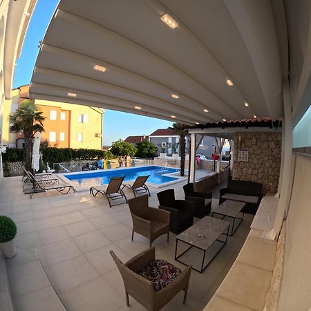 Apartments Sun Dance With Heated Pool โนวาลยา ภายนอก รูปภาพ