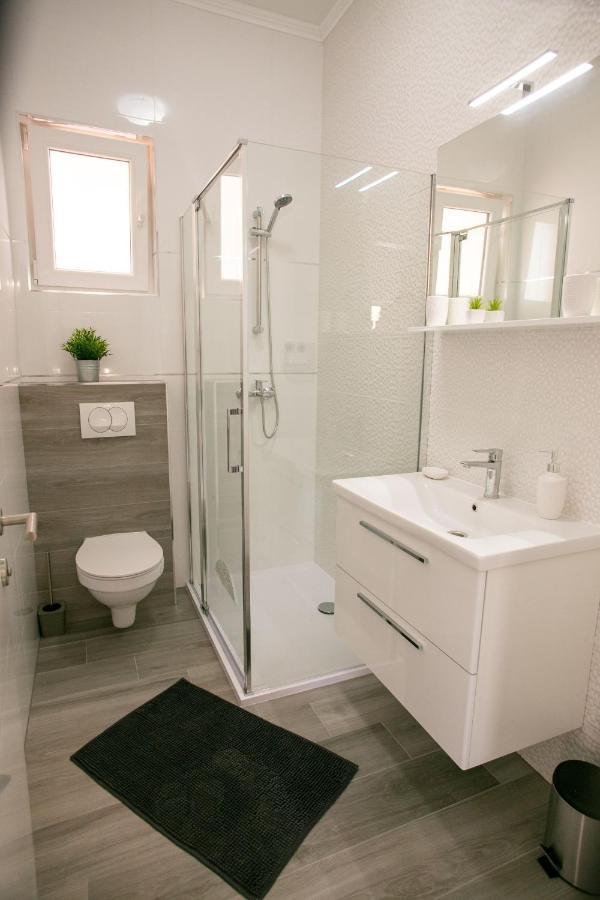 Apartments Sun Dance With Heated Pool โนวาลยา ภายนอก รูปภาพ