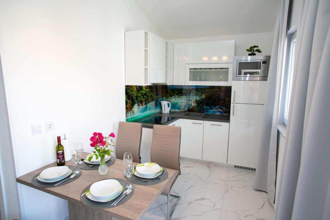 Apartments Sun Dance With Heated Pool โนวาลยา ภายนอก รูปภาพ
