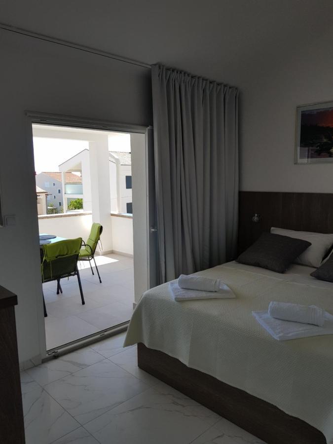 Apartments Sun Dance With Heated Pool โนวาลยา ภายนอก รูปภาพ
